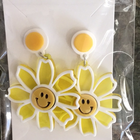 Smile Flower Earrings NWOT ☀️ - Picture 3 of 3